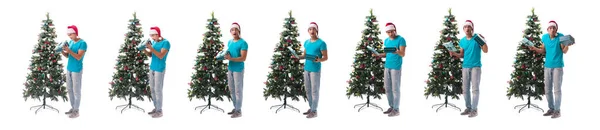 Giovane uomo decorazione albero di Natale isolato su bianco — Foto Stock