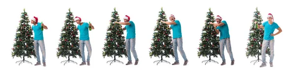 Jongeman versieren kerstboom geïsoleerd op wit — Stockfoto