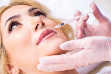 Estetik ameliyat için doktoru ziyaret eden kadın. 