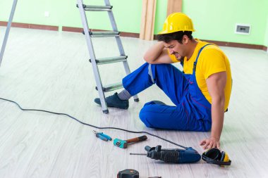 İş yerinde yaralı bir işçi var.