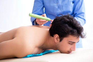 Klinikteki hasta lazer yarasını temizliyor.