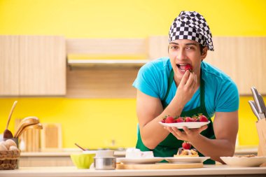 Adam evde pasta hazırlıyor.