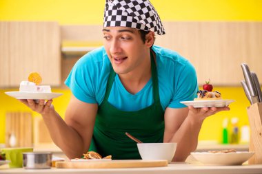 Adam evde pasta hazırlıyor.