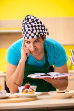 Adam evde pasta hazırlıyor.