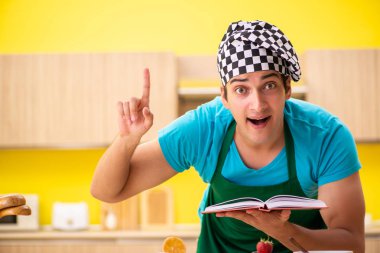 Adam evde pasta hazırlıyor.