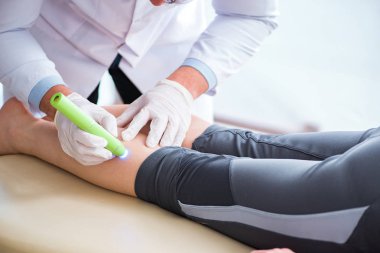 Klinikteki hasta lazer yarasını temizliyor.