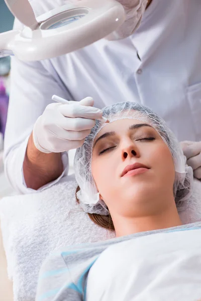 Mulher visitante médico cosmetologista em conceito de beleza — Fotografia de Stock