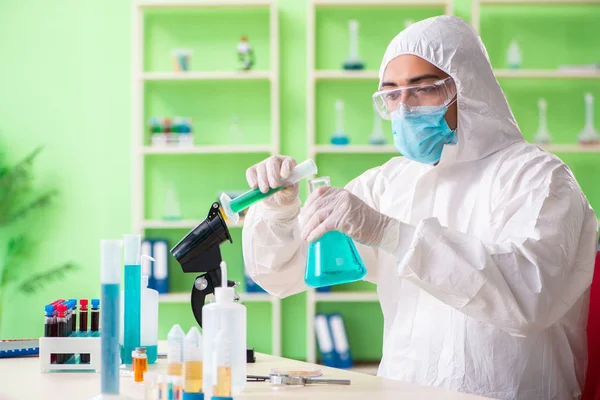 Chemist working in the lab on new experiment — Stock Photo, Image