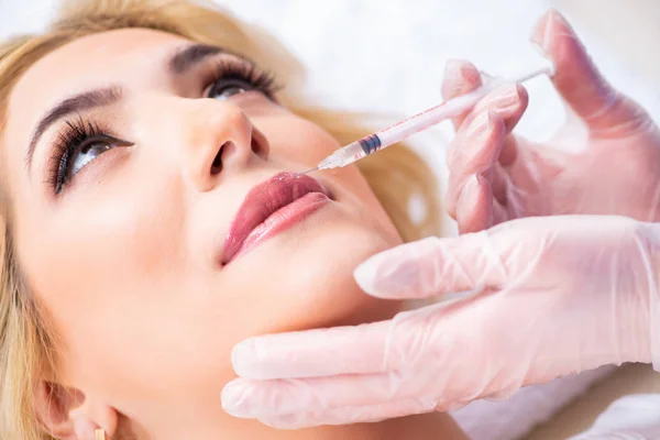 Woman visiting doctor for plastic surgery — Stock Photo, Image