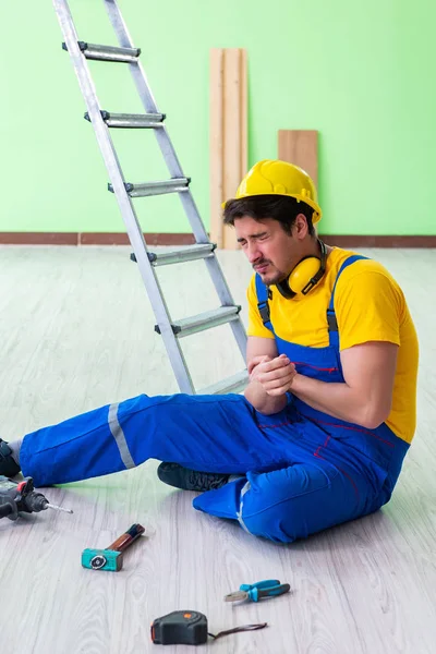 Verletzter Arbeiter auf der Baustelle — Stockfoto