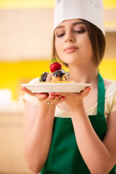 Young cook cooking cakes in the kitchen — Stock Photo, Image