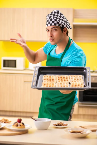 Man kock förbereda tårta i köket hemma — Stockfoto