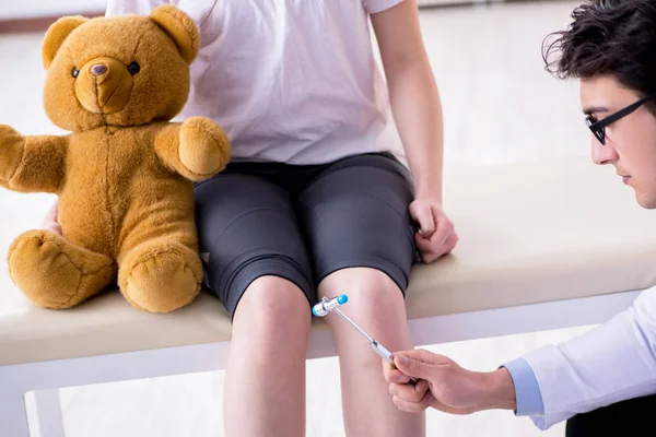 Médico verificando reflexos meninas jovens com martelo — Fotografia de Stock