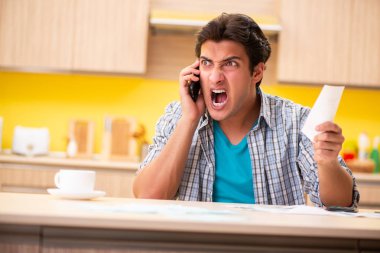 Bütçe planlama konseptinde genç bir koca