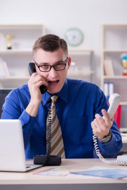 Masada çalışan genç işadamı.  
