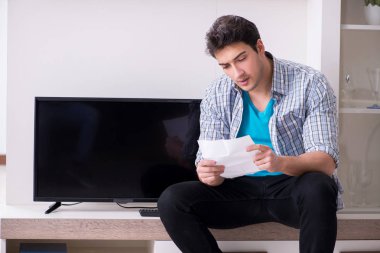 Bozuk televizyonu tamir etmeye çalışan adam