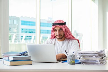 Ofiste çalışan Arap işadamı.