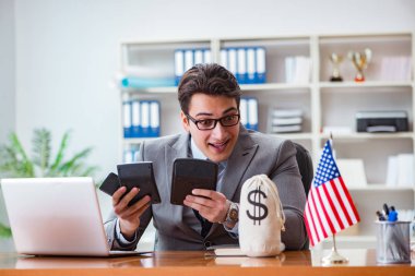 Ofisinde Amerikan bayrağı taşıyan bir iş adamı