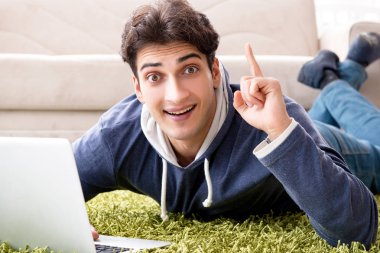 Evdeki başlangıç projesinde çalışan yakışıklı öğrenci 