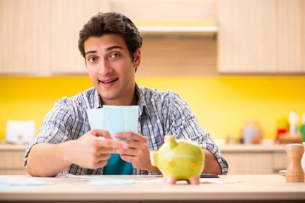 Junger Mann Ehemann in Haushaltskonzept — Stockfoto