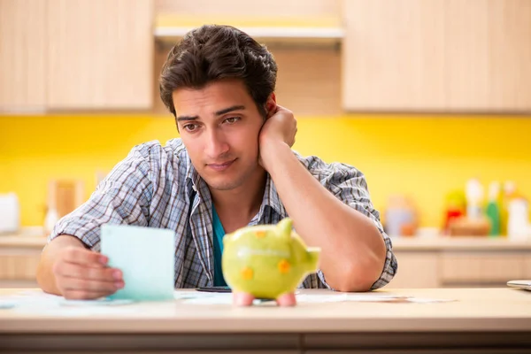 Junger Mann Ehemann in Haushaltskonzept — Stockfoto