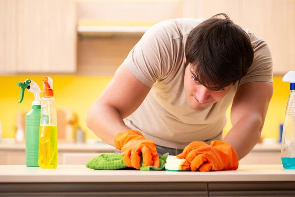 Uomo singolo pulizia cucina a casa — Foto Stock