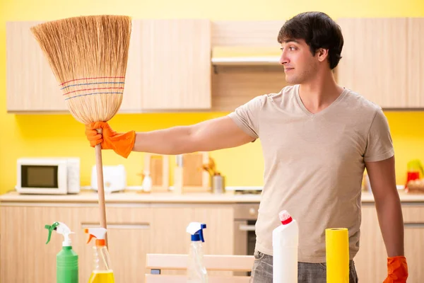 Single man cleaning kitchen at home — Stock Photo, Image