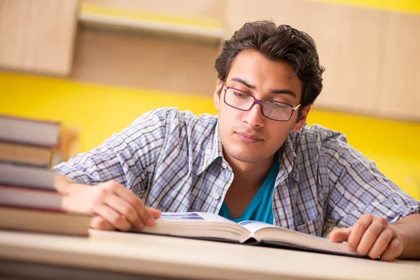 Studente che si prepara per l'esame seduto in cucina — Foto Stock