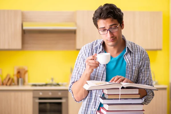 Étudiant se préparant à l'examen assis à la cuisine — Photo