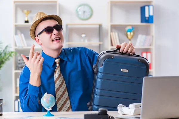 Young employee preparing for vacation trip — Stock Photo, Image