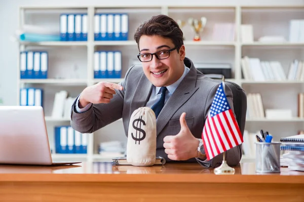 Ofisinde Amerikan bayrağı taşıyan bir iş adamı — Stok fotoğraf