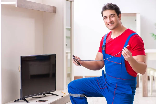 Professionele reparateur repareert kapotte tv — Stockfoto