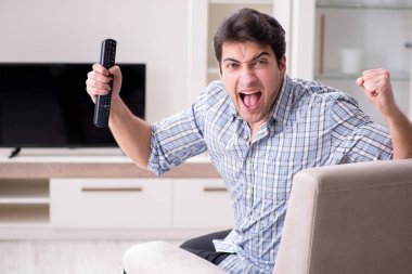 Bozuk televizyonu tamir etmeye çalışan adam