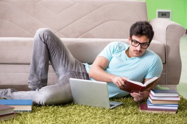 Evde üniversite sınavlarına hazırlanan öğrenci