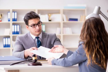 Avukat müvekkil ile hukuk davasını tartışıyor