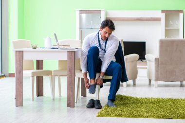 Adam giyinip işe geç kalıyor.