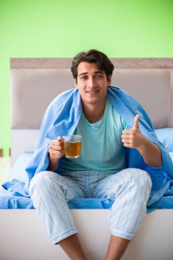 Uyku bozukluğu ve uykusuzluk çeken bir adam.