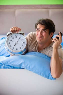 Uykusuzluk çeken bir adam.