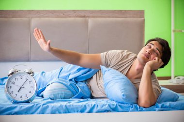 Uykusuzluk çeken bir adam.