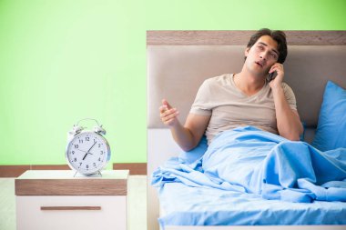 Uykusuzluk çeken bir adam.