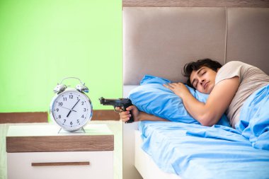 Uykusuzluk çeken bir adam.