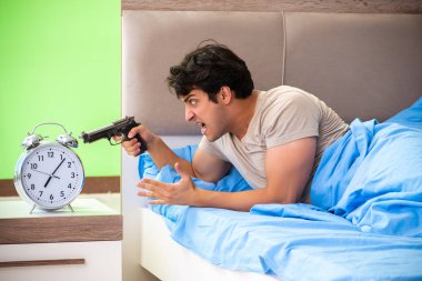 Uykusuzluk çeken bir adam.