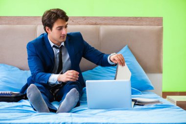 Otel odasında çalışan bir iş adamı.