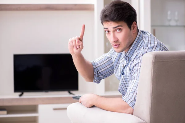 Hombre Joven Viendo Televisión Casa — Foto de Stock