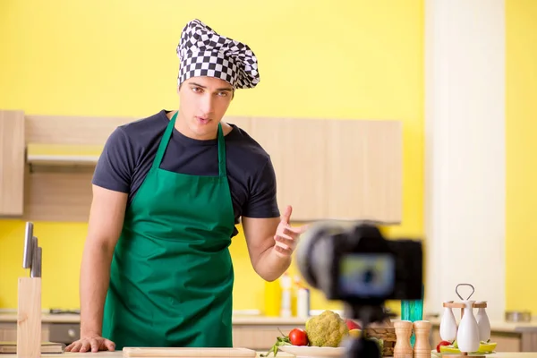 Ung kock bloggare som förklarar matlagning — Stockfoto