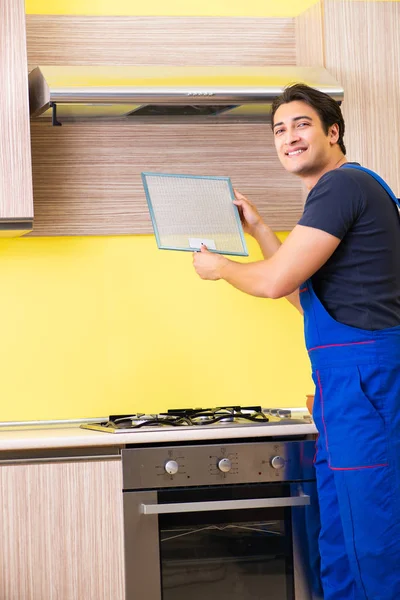 Joven contratista de servicio ensamblando muebles de cocina — Foto de Stock