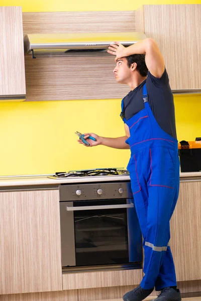 Joven contratista de servicio ensamblando muebles de cocina —  Fotos de Stock