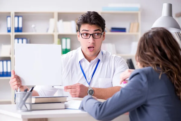 Assistente de vendas discutindo transação com cliente — Fotografia de Stock