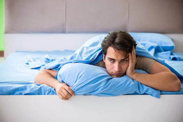 Man som lider av sömnstörningar och sömnlöshet — Stockfoto