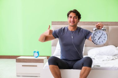 Genç yakışıklı adam otel odasında sabah egzersizi yapıyor.